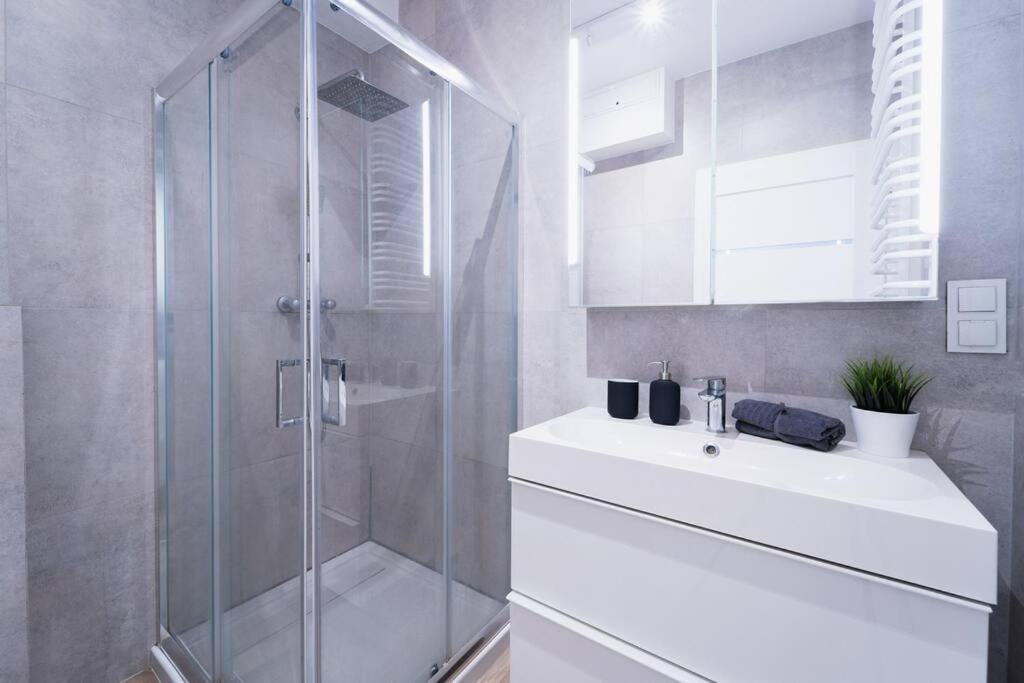 City Center - 3 Rooms - New Building - Private Parking Place - Garage Breslávia Exterior foto